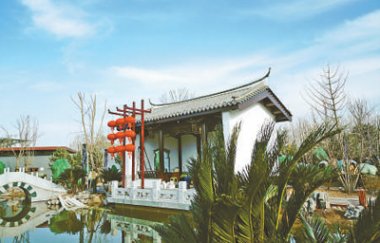  右側(cè)通往鶴品流芳、水照氣流粉碎機(jī)花臺、沁芳春雪、鐵樹英姿等景點(diǎn)